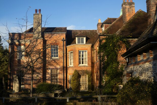 Ziegelhaus, verwinkelt mit Sprossenfenstern